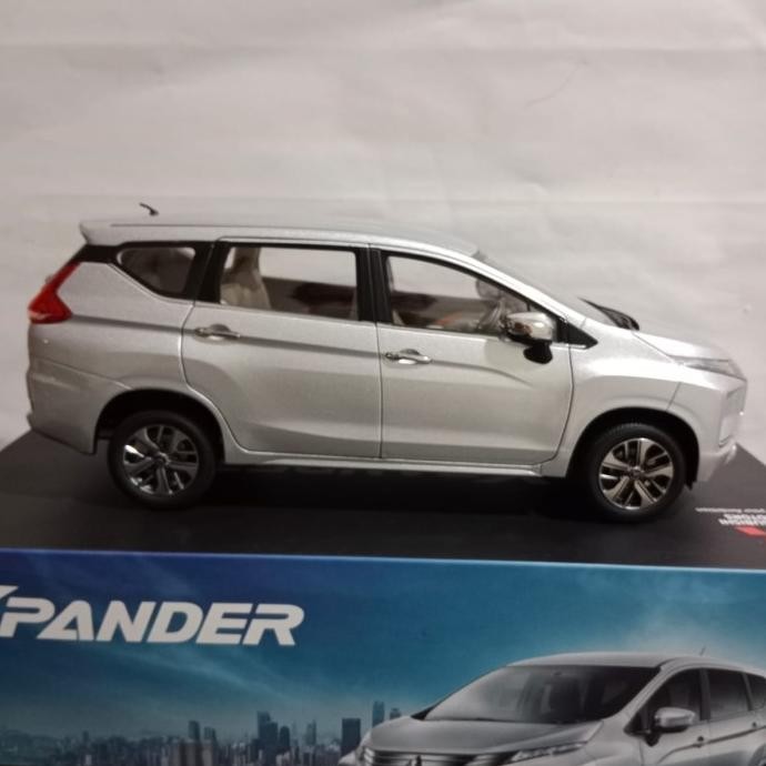 DIECAST MITSUBISHI XPANDER SILVER SKALA 18 BY DEALER BOX