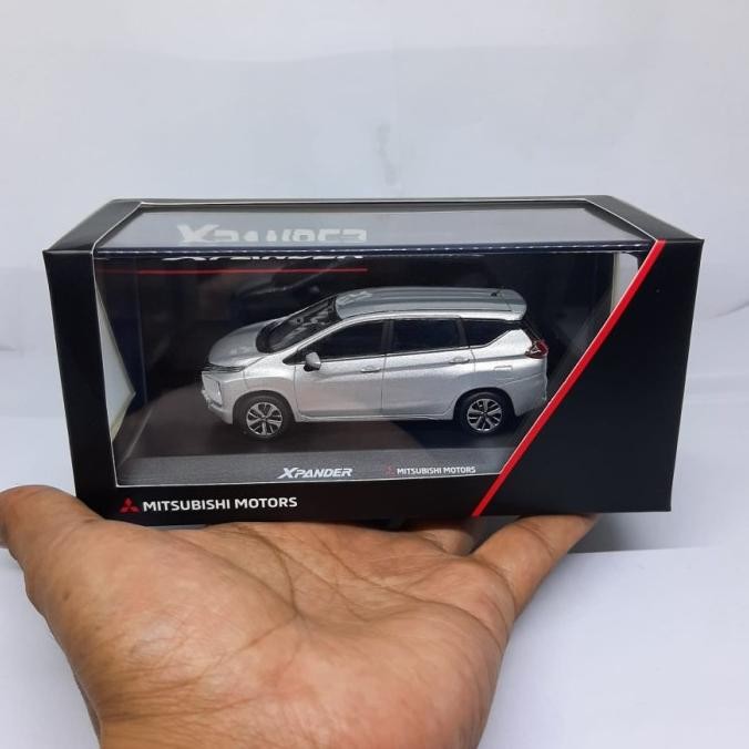 Diecast miniatur mobil mitsubishi xpander skala 1 43