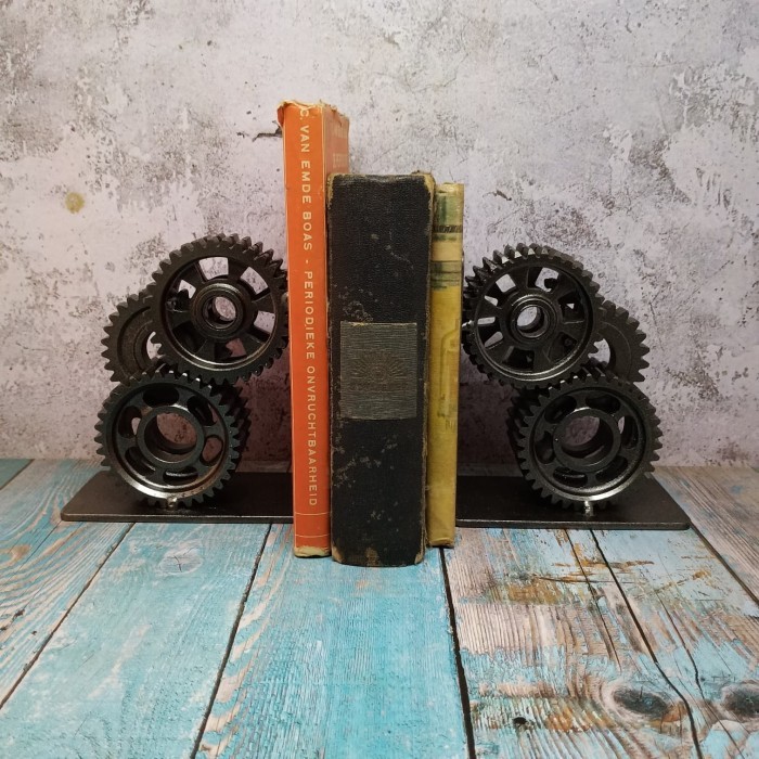 

Andra - Pembatas Buku Industrial Style