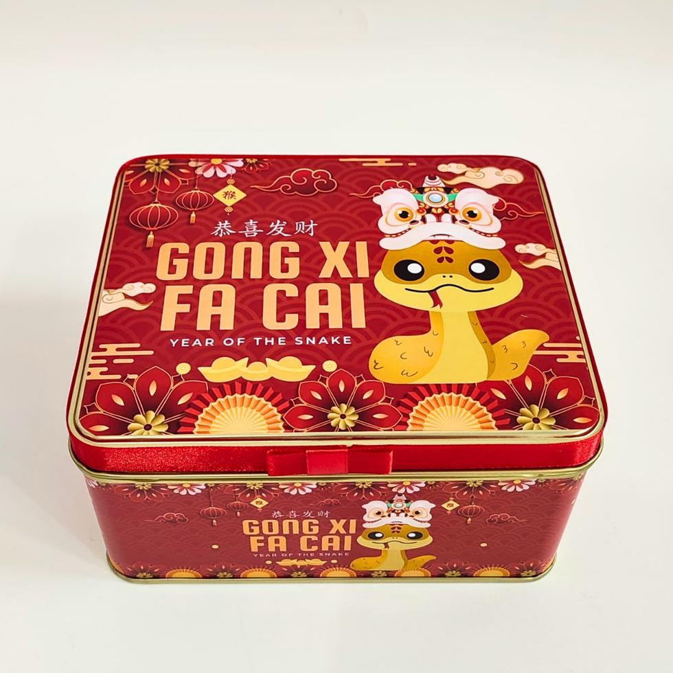 

CR - Kotak Hampers Imlek Tahun ULAR 2025 Kaleng Merah Gong Xi Fa Cai Shio 17x14x8 cm Chinese New Year SNAKE Box Sincia Soogan TERLARIS
