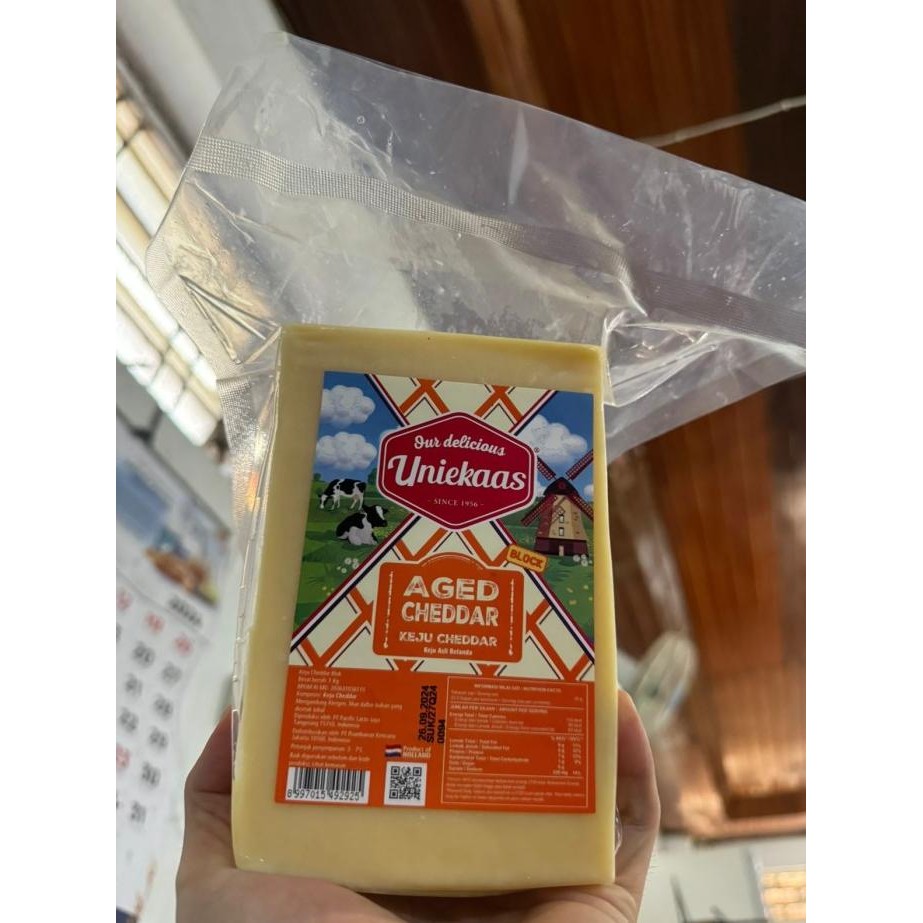 

Aged Cheddar Cheese Uniekaas / Keju Cheddar Tua Uniekaas - 1 Kg