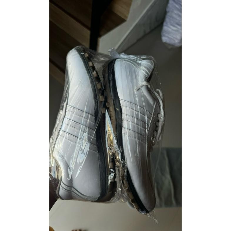 kat sepatu caddy golf lapangan