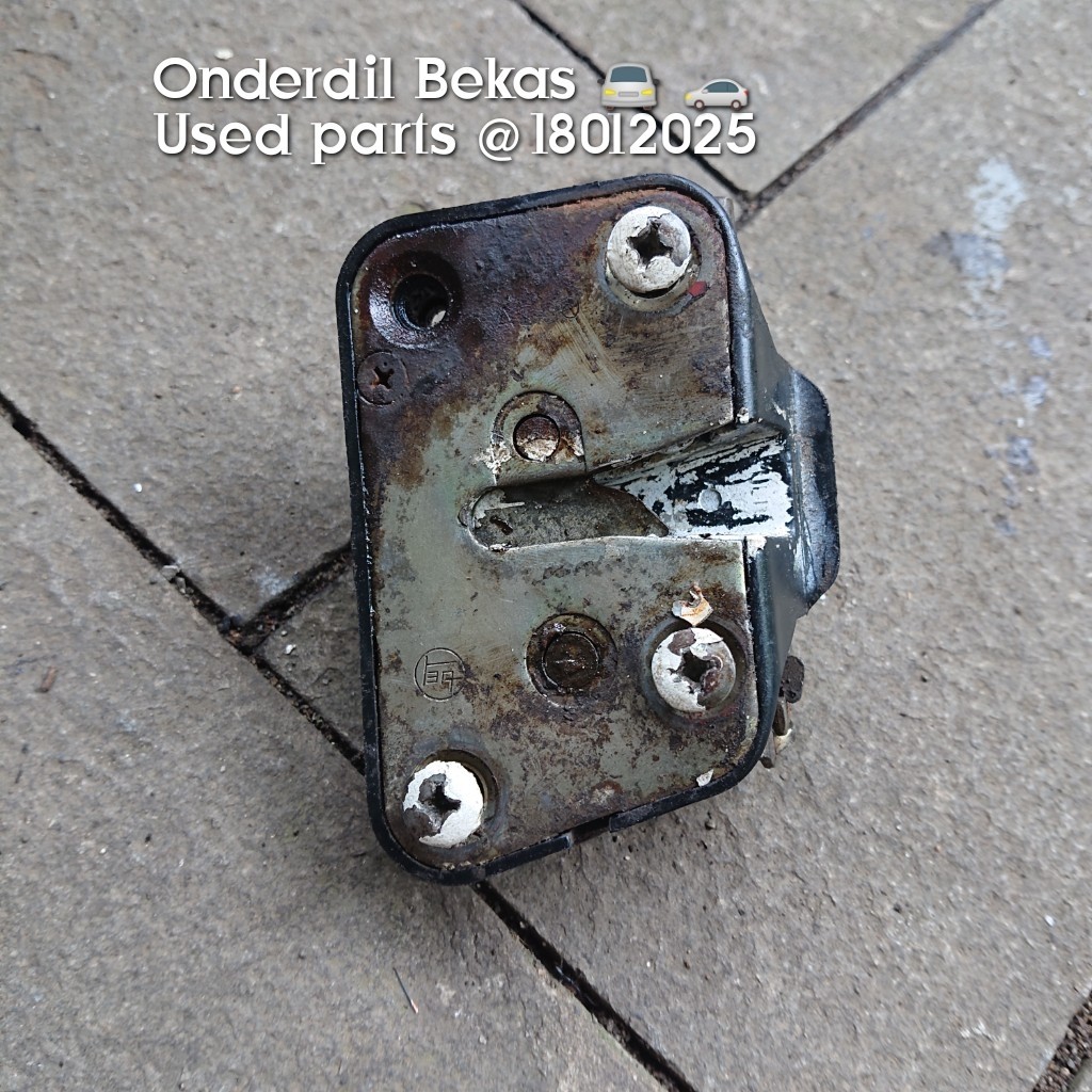 door lock kiri belakang toyota corolla ke30 tahun 1976