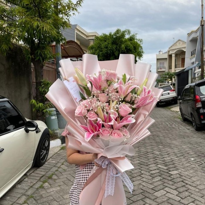 Bagus The Roses Lily Bouquet Bucket Buket Bunga Wisuda Hari Ibu Valentine