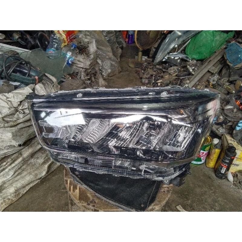 Headlamp Daihatsu Rocky.