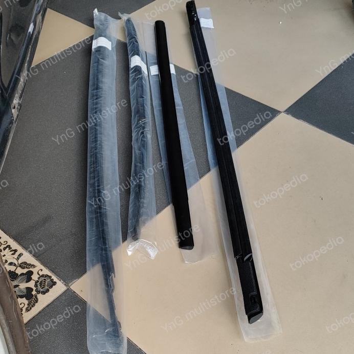 7Aa Pelipit List Kaca Luar Ford Ecosport - Hitam Terbaru