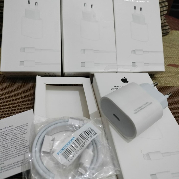 

SALE TERLARIS CHARGER IPHONE 20 WATT ADAPTOR + KABEL C TO LIGHTNING 1 METER READYY