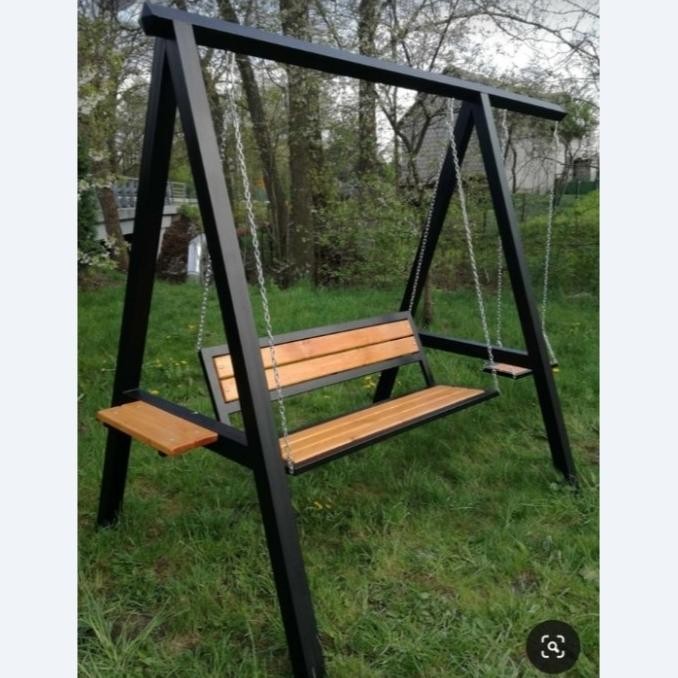 ayunan taman besi dan kayu