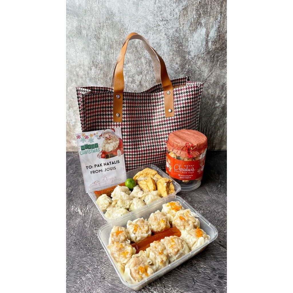 

Paket Tas Merah Siomay Ayam / Ikan / Cookies - Hampers Natal / Christmas Edition - Ready