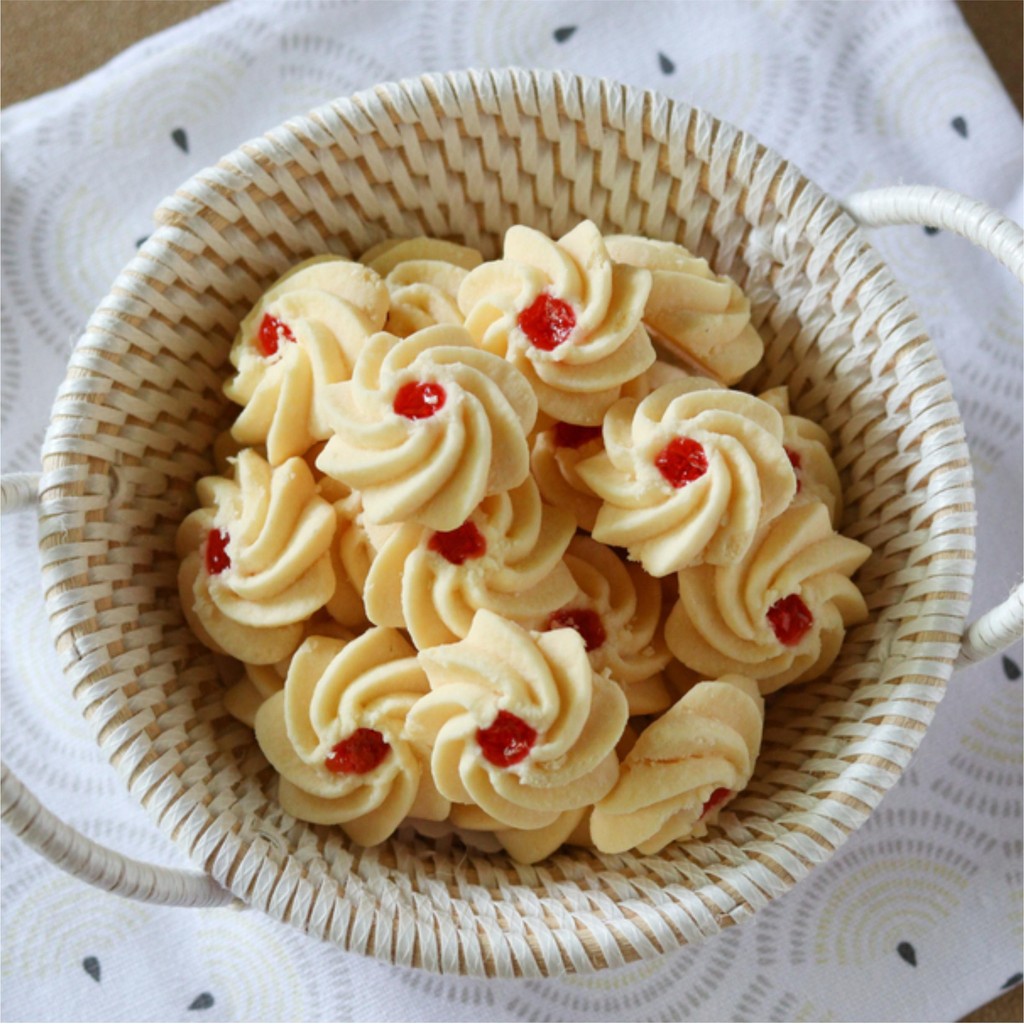 

Semprit Strawberry - Kue Kering Halal dari Sweet Bakery Karawang