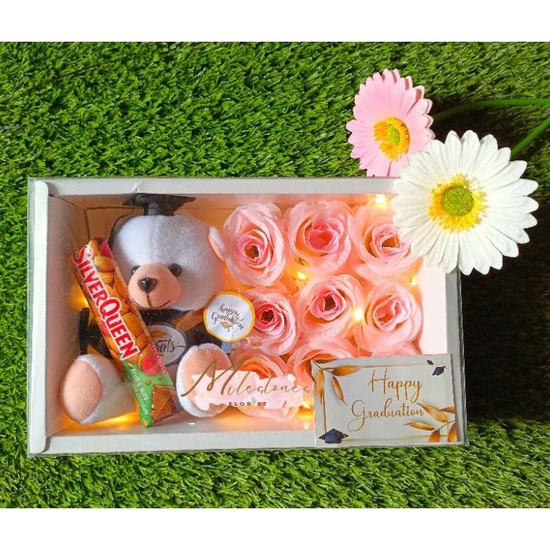 

CR - Bouquet Box II || Buket wisuda || Buket Boneka || Buket Box || Graduation || Hampers Lebaran Bunga Coklat TERLARIS