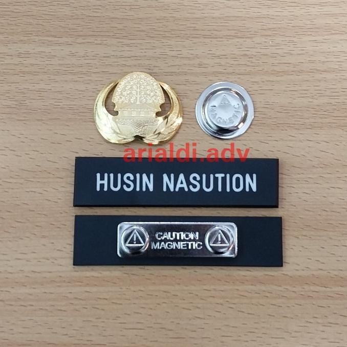 

SALE! SATU SET NAMETAG HITAM DOFF DAN PIN KORPRI ECHING KULIT JERUK MAGNET