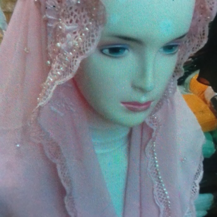 Kerudung Yenny Wahid Payet Swarosky