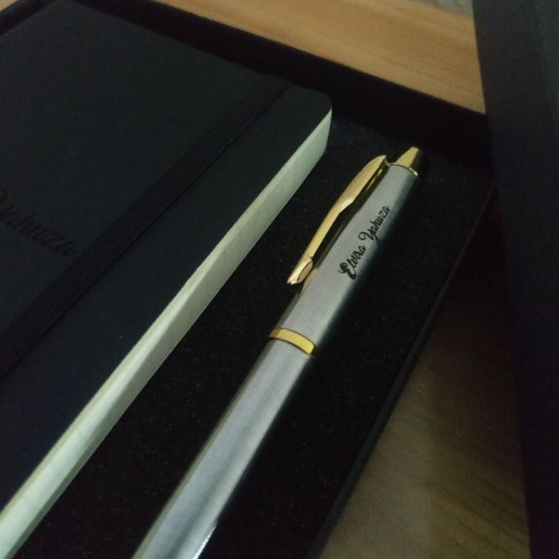 

KOE-1116 giftset pulpen dan notebook kulit exclusive gratis Grafir nama Premium