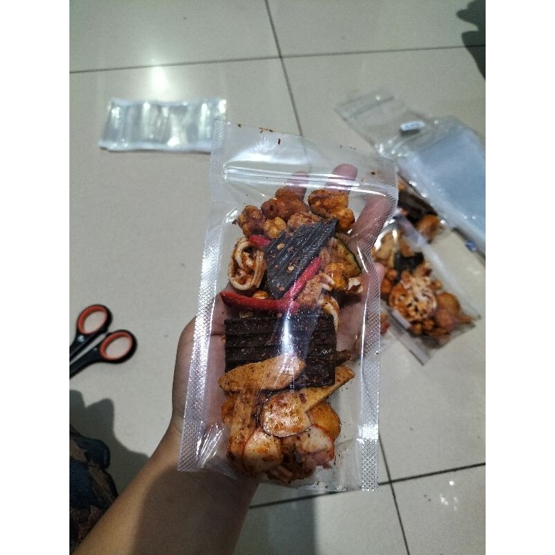 

READY STOK SEBLAK CAMPUR MIX UKURAN 100 GRAM MIX BASRENG, KERUPUK BAWANG, KERUPUK RAFAEL, KERUPUK JENGKOL, KERUPUK BETON, MAKARONI, SIOMAY EXTRA PEDAS