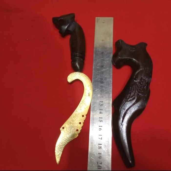 

Kujang kaligrafi Arab kuningan