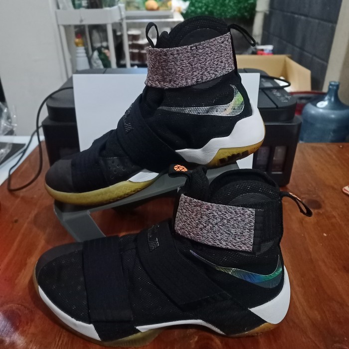 SEPATU NIKE LEBRON SOLDIER 10