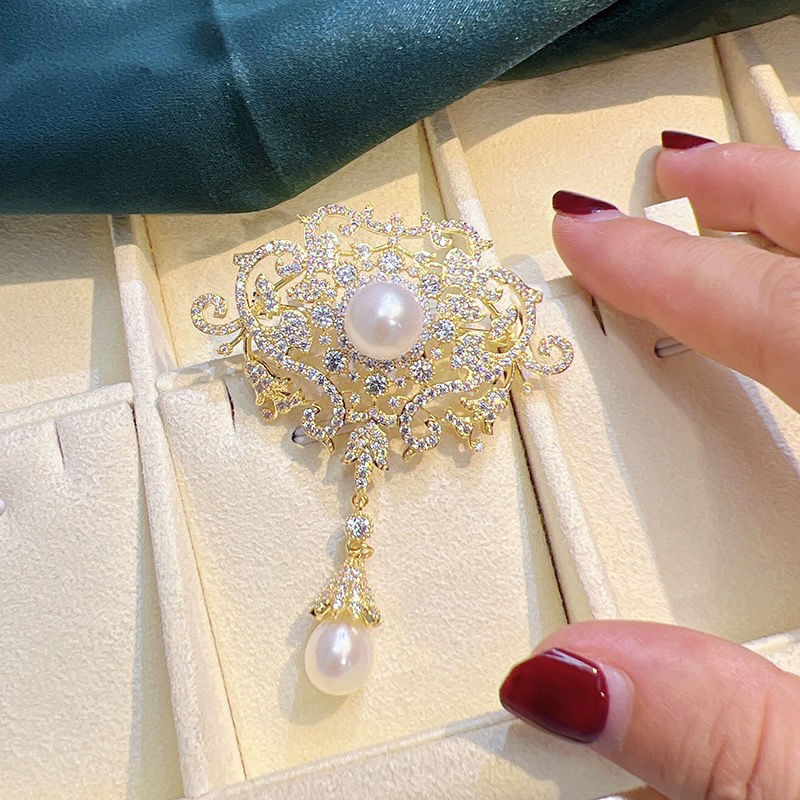 Women's French Retro Royal Court Tassel Pearl Luxurious Pin