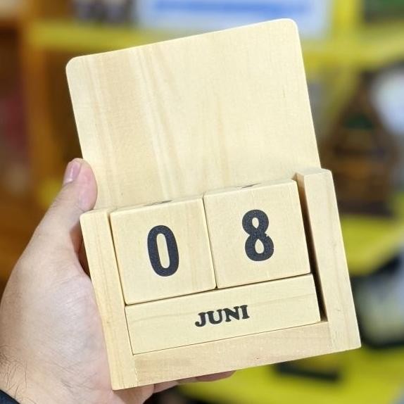 

Wooden Calendar Kualitas Premium