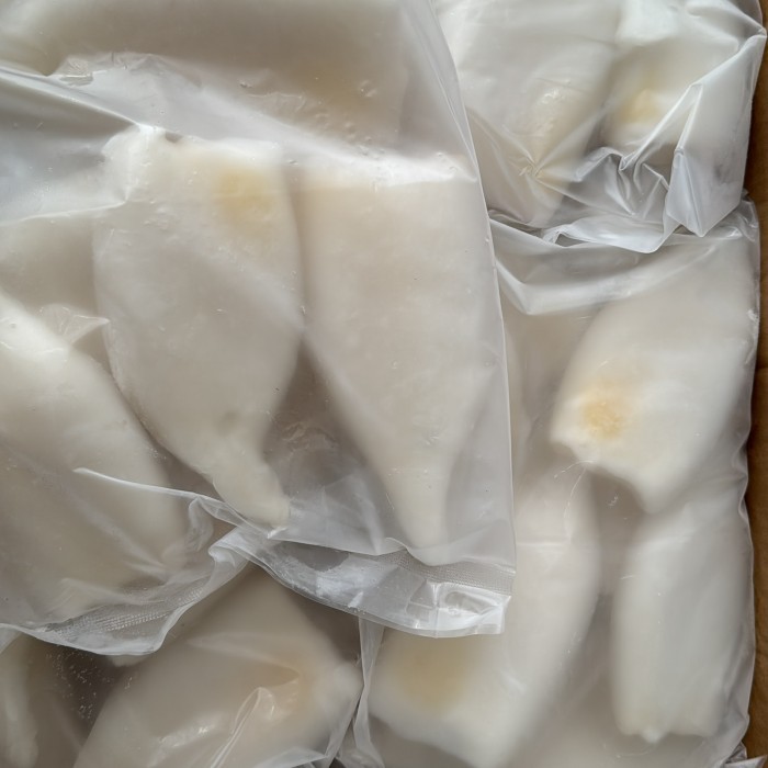 

Cumi Tube Kupas Bersih Segar Beku Kemasan 1 Kg