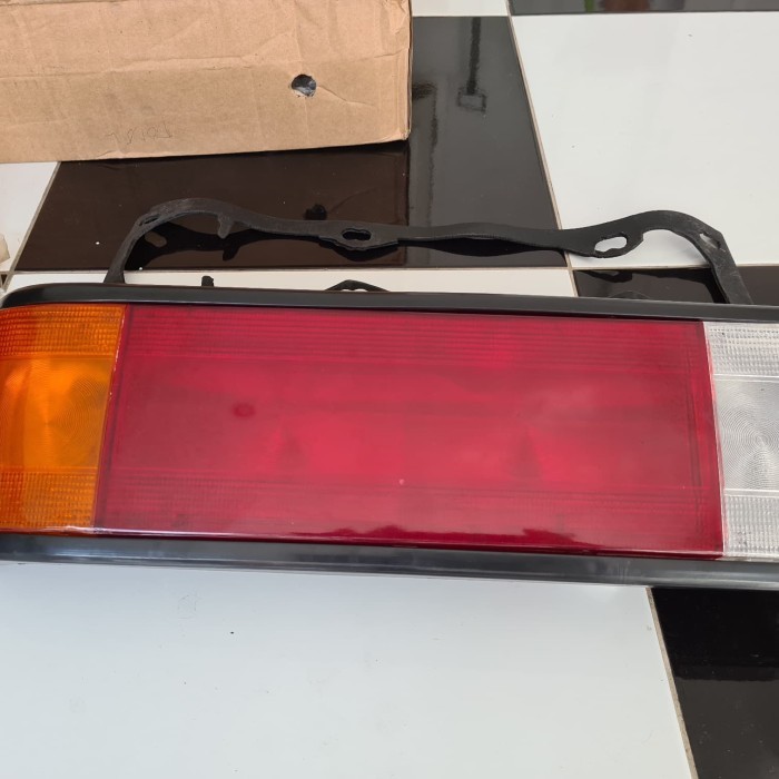 LAMPU BELAKANG COROLLA DX 80-81