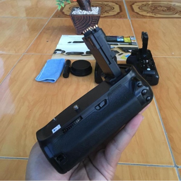 Bg E14 Baterai Grip Battery Grip For Canon 70D 80D (Bekas)