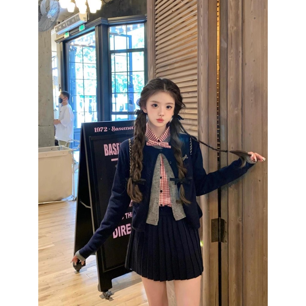 [Cream Winnie]Kardigan rajutan gaya kampus Korea kemeja kotak-kotak merah rok lipit set tiga potong