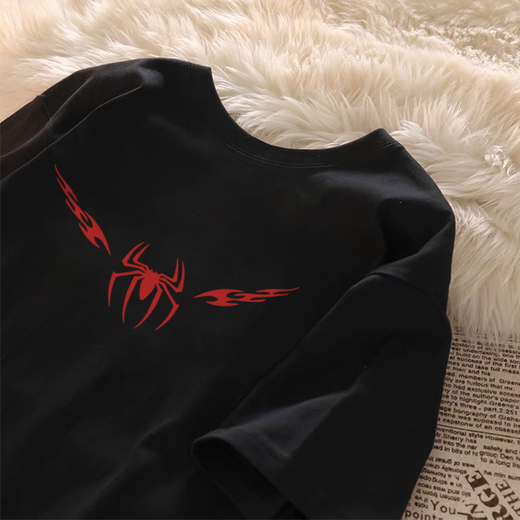 Versi Korea 2024 dari kaos motif laba-laba merah jalanan kaos pria dan wanita yang cocok untuk semua