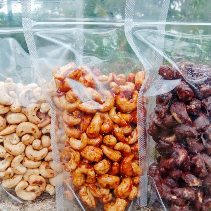 

Ready Kacang Mete Aneka Rasa Pedas Manis Coklat Wijen Bakar