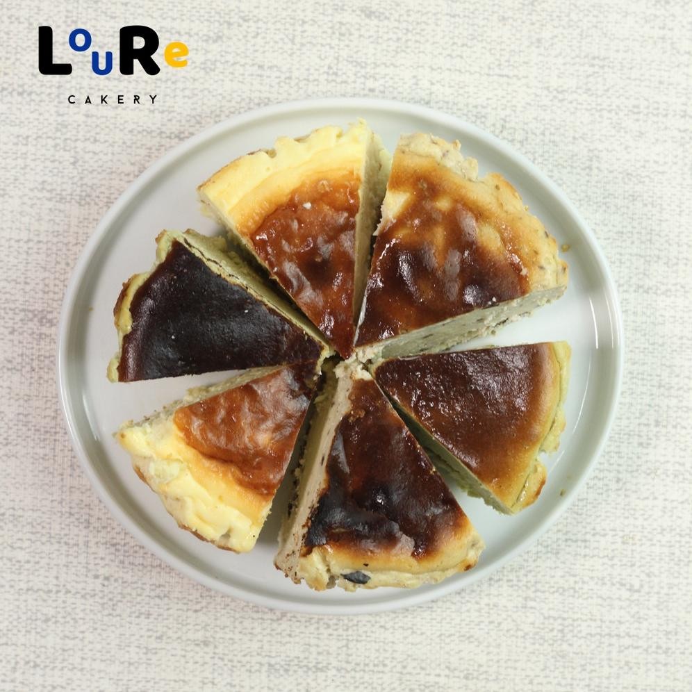 

Loure Cakery - Hampers Package Box of 2 Cakes / Hampers Cakes / Hampers Kue