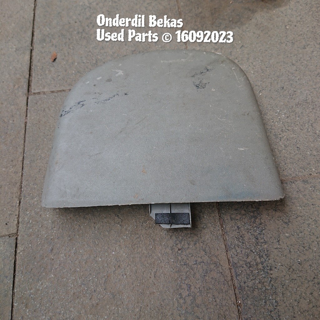 interior trim cover shock belakang kiri Nissan xtrail T30 tahun 2005