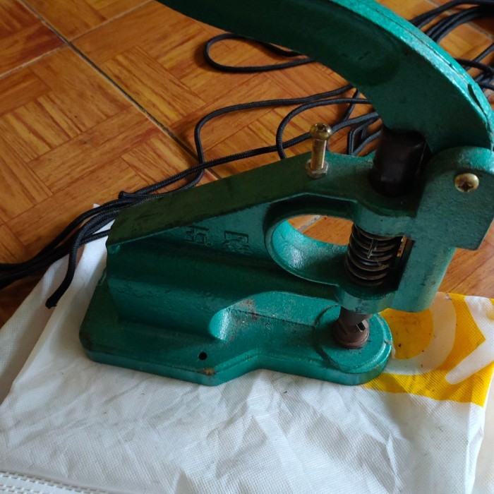 mesin ujung tali sepatu