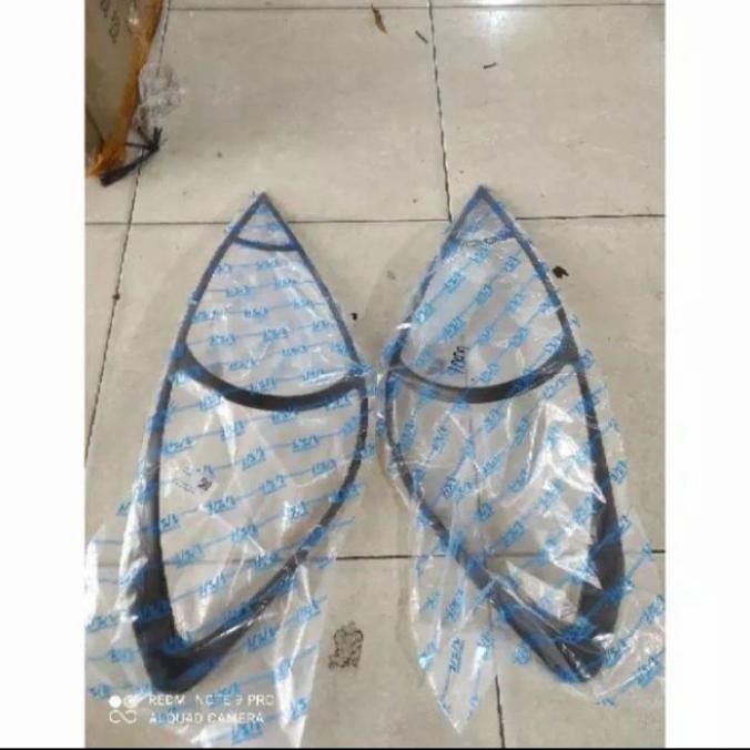 GARNIS LAMPU DEPAN INNOVA 2005+2008 HITAM