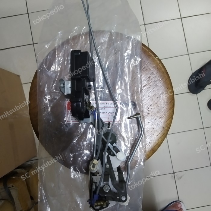 TERBARU doorlock door lock pintu depan kanan Mitsubishi kuda