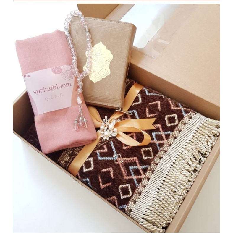 

PAKET HAMPERS PREMIUM 4 IN 1/ 5 IN 1 SAJADAH TASBIH ALQURAN IDUL FITRI