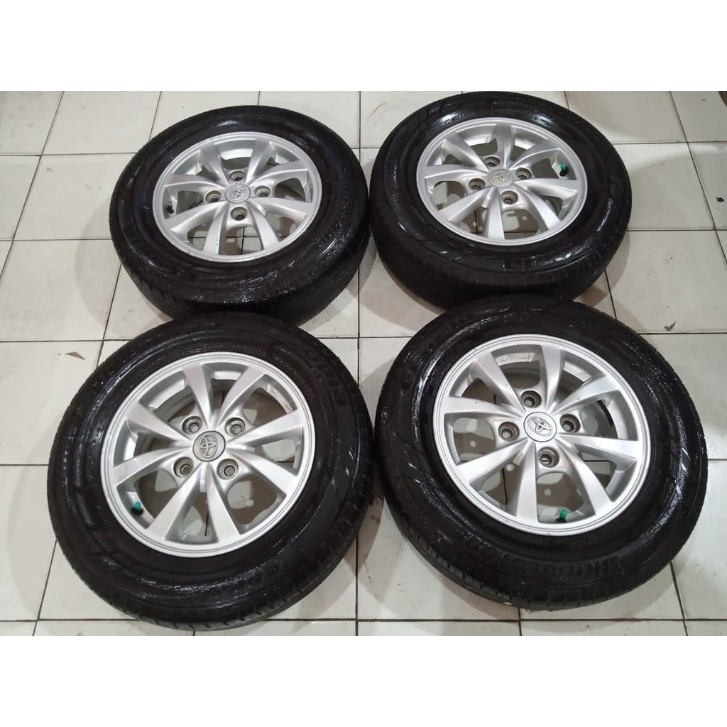 Velg Mobil Bekas Ori Copotan Avanza Ring14 Lubang 4X114,3 Silver + Ban Bridgestone Ukuran 185 70 R14