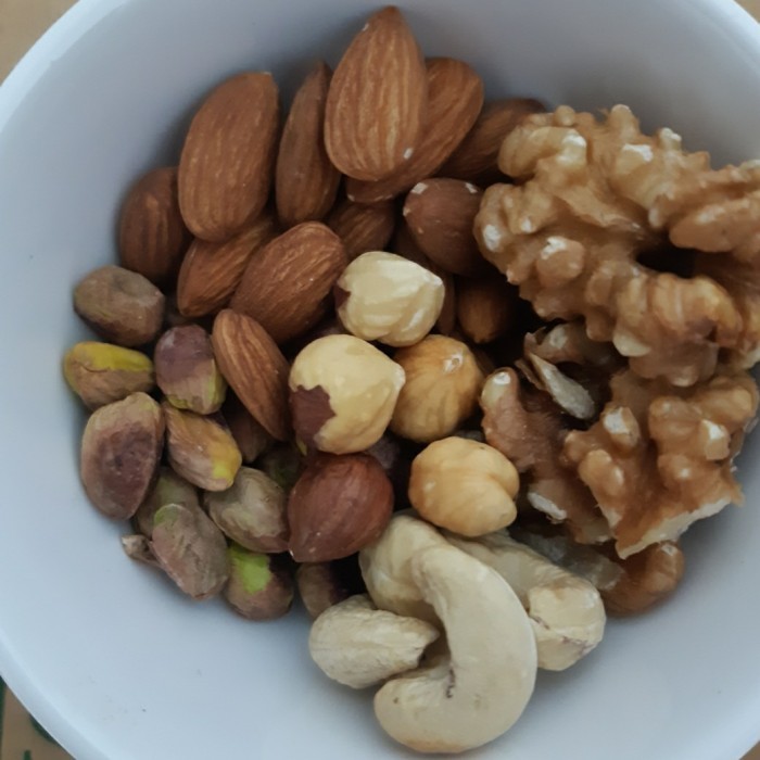 

MIX NUTS ISI 5 MACAM 500GR WALNUT ,ALMOND,PISTACHIO,CASHEW,HAZELNUT