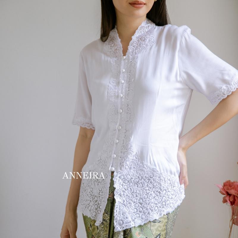 de KEBAYA LORA PUTIH LENGAN PENDEK