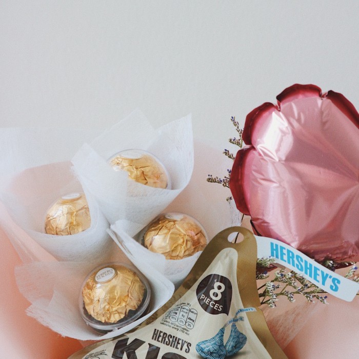 

BUKET COKLAT VALENTINE HADIAH/ BUKET BUNGA/ COKLAT FERRERO HERSHEY