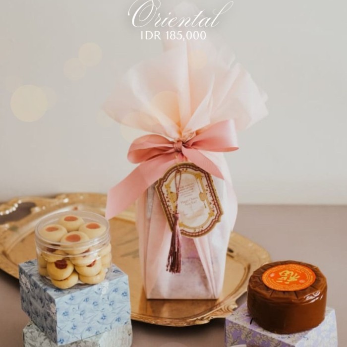 

Oriental - Thegifthings Hampers Imlek 2025 / Lunar Hamper / Parcel Kue Kering / Kue Keranjang / Teh