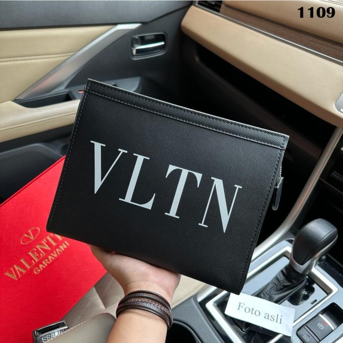 

TERLARIS CLUTCH VLTN BLACKSERIES (FREEKANTONGKAIN+BUBBLE WRAP+NOSERI) MURAH!!! MURAH