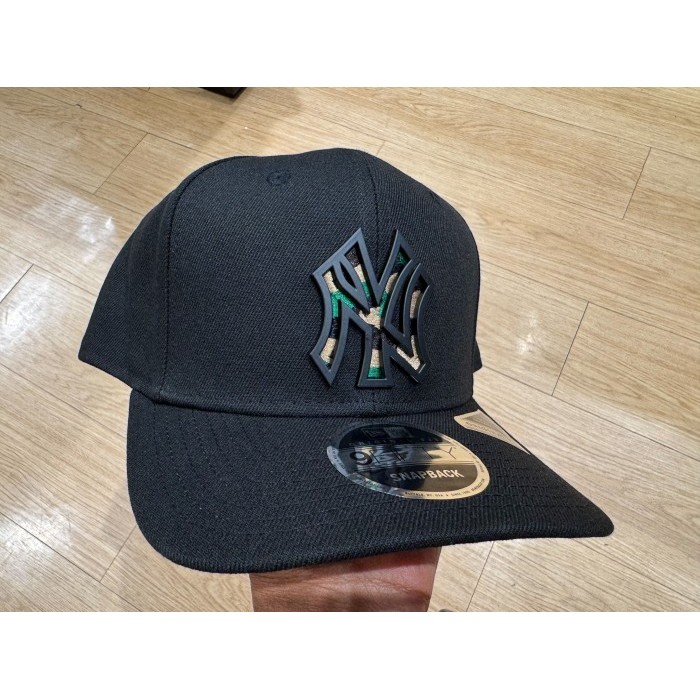 Topi New Era 9Fifty Original Fit Pre-Curved New York Yankees Infill Metal Black Snapback 100%