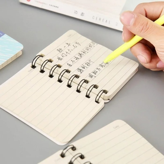 

Notebook Mini Character Lucu Buku Catatan Bergaris Pengingat Serbaguna