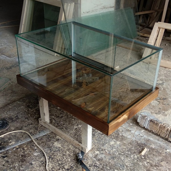 etalase kaca frameless donat alas kayu jati belanda 100x40x30 pintu