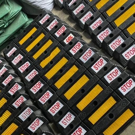 

Diskon Whell Car Stopper Wheel Stopper Pembatas Mobil Parkir