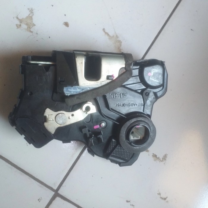 doorlock pintu kiri tengah innova