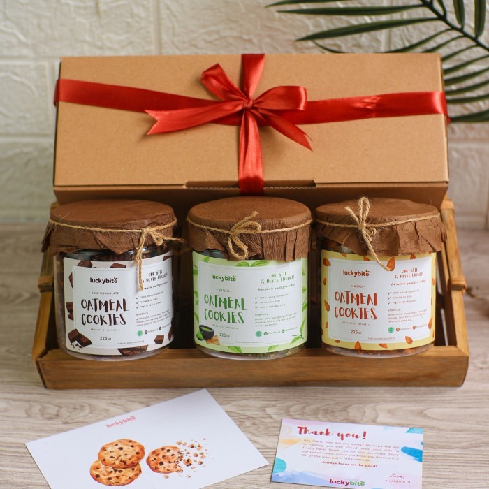 

Hampers / Gift Box / Kado - Cookies 3 Jar + Greeting Card + Pita