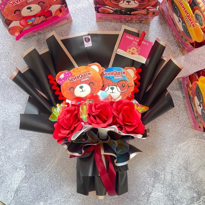 

SALE Buket Valentine / Kado Valentine Coklat Silverqueen Bear / Hadiah Hari Kasih Sayang 2025 qw-7