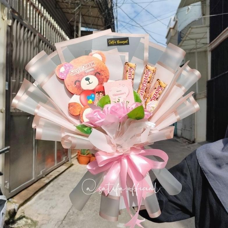 

BISA COD (READY STOCK) Bouquet Coklat Silverqueen Bear Bisa Nyala 3 model kelap-kelip Edisi Valentine 2025 | gift valentine's | Bucket Hadiah Valentine's | Bucket Bunga Butterfly LAMPU LED Boneka Beruang an-114