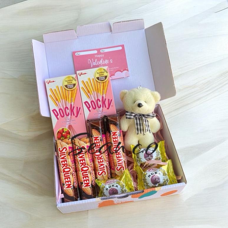 

TERMURAH HAMPERS VALENTINE COKLAT SILVERQUEEN BONEKA ROKA POCKY PAKET HADIAH KADO VALENTINE kado coklat ulang tahun box boneka -33